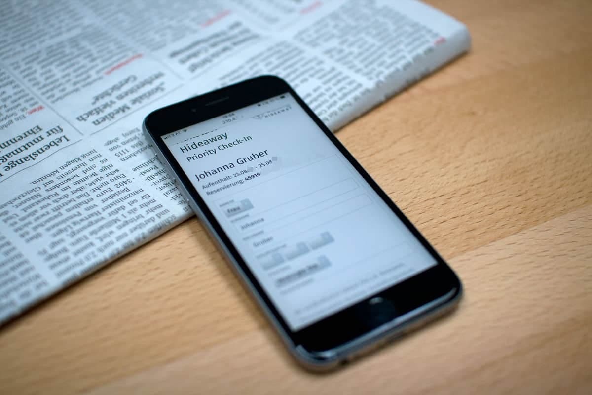 Der Gast kann vorab die Daten für das Gästeblatt/Meldeschein am Smartphone / Tablet selbst ausfüllen. Damit beschleunigt sich der Hotel/ Ferienwohnung Check-In
